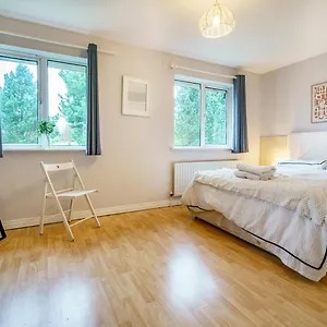 https://central-home-beside-train-station.belfasthotelsireland.com
